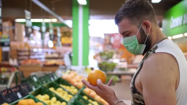 Markette ya da süpermarkette tıbbi maske takan bir müşterinin portresi — Stok video