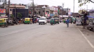 Agra, Hindistan, Şubat 2020. Yoğun bir şehir caddesi, fakir bir Hint şehrinde..