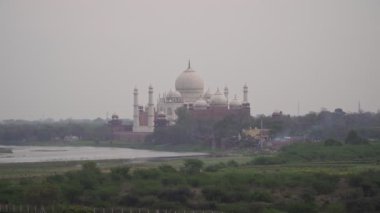 Hindistan 'ın Agra şehrindeki Tajmahal sarayı ve mezarı..