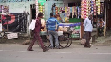 Agra, Hindistan, Şubat 2020. Fakir bir adam bir Hint şehrinde sokakta yürüyor..