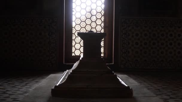 Grabstein im Tempel vor dem Hintergrund des Fensters. Die mystische Atmosphäre im Tempel — Stockvideo