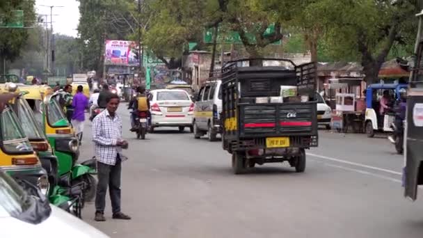 Agra, India, februari 2020. Een drukke Indische straat, een traditionele wijk in een Indiase stad. — Stockvideo