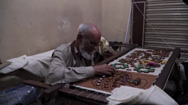 Agra, Indien, Februar 2020. Indischer Juwelier fertigt Schmuck aus Edelsteinen von Hand. — Stockvideo