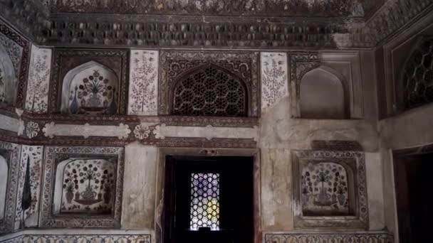 Interieur in een oude Indische tempel. Indiase tempel of graf binnen — Stockvideo