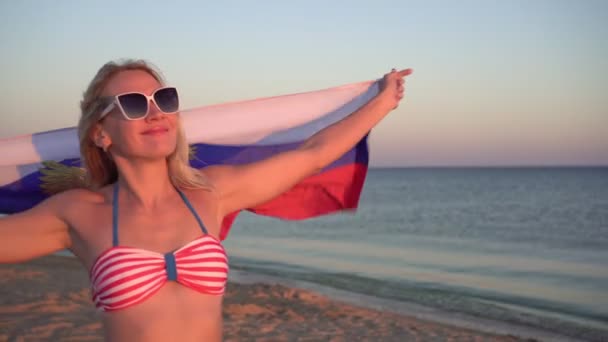 在海滩上挂着俄罗斯国旗的女人穿着俄罗斯国旗泳衣的女孩 — 图库视频影像