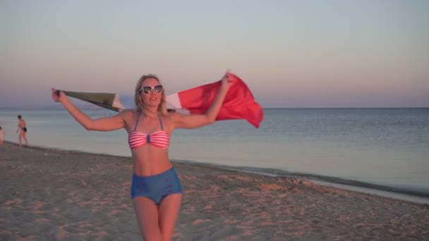Kobieta z flagą Meksyku na plaży morskiej. Dziewczyna w stroju kąpielowym z meksykańską flagą — Wideo stockowe
