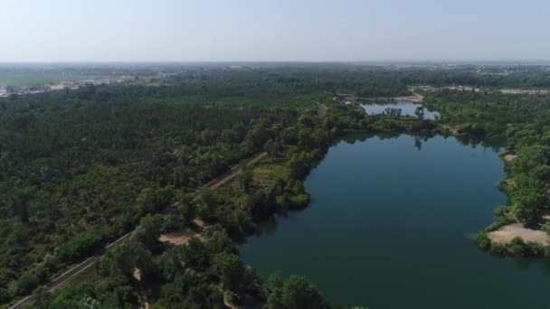 Vzduch: umělá jezera, lomy s vodou a zeleným lesem. rekultivace půdy — Stock video