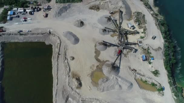 Légi kilátás: nagy ipari kőfejtő és mesterséges tó. Nyílt bányászat — Stock videók