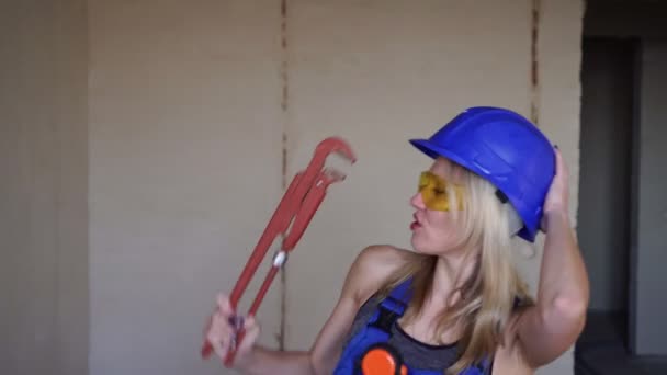 Krásná veselá žena instalatér je tanec s instalatérským nářadím — Stock video