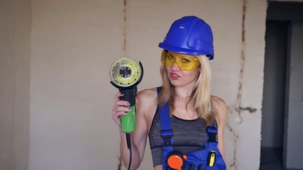 Sexy młody kobieta budowniczy w mundur to trzyma a budowa narzędzie — Wideo stockowe
