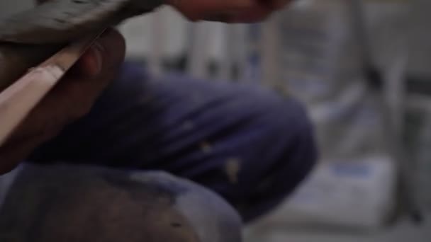 Muž dělá opravy a lepí lepidlo na dlaždice — Stock video