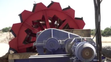 Kullanışlı minerallerin çıkarılması için endüstriyel bir fabrikada büyük dönen dişli çarkı