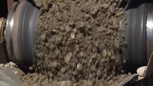 Een mengsel van grind en zand wordt op een reinigings- en sorteerband geladen. Winningsindustrie — Stockvideo