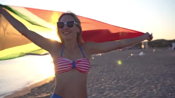 Ελκυστική νεαρή λευκή γυναίκα τουρίστρια με τη σημαία της Νότιας Αφρικής στη θάλασσα αμμώδη παραλία — Αρχείο Βίντεο