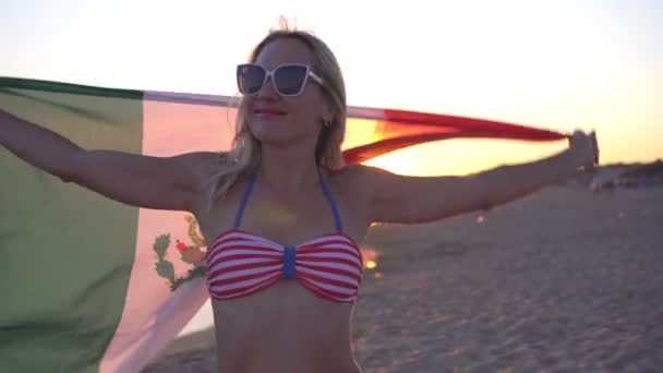 Aantrekkelijke jonge vrouw toerist met Mexico vlag op de zee zandstrand — Stockvideo