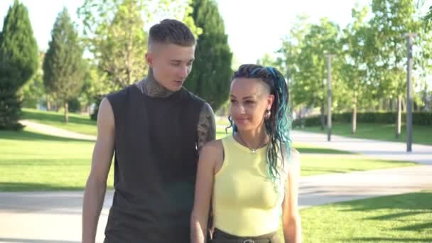 Retrato de una joven pareja moderna. Joven y mujer hablando en el parque. Juventud moderna — Vídeos de Stock