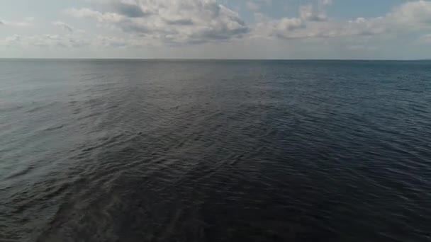 Vista aérea: mar calmo escuro e nuvens no céu. O mar antes da chuva. Oceano aberto, belo panorama — Vídeo de Stock