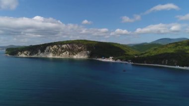 Güzel sahil, dağlar ve orman. Deniz körfezi ve kıyı şeridi