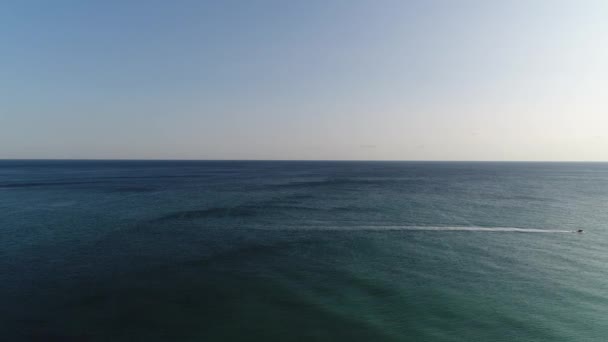 Fotografía aérea - hermoso fondo marino. Océano tranquilo y cielo despejado — Vídeos de Stock