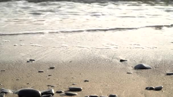 Playa de arena con piedras pequeñas y olas marinas. Hermoso fondo marino, surf en el océano — Vídeos de Stock