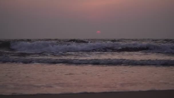 Boa noite, pôr-do-sol sobre o mar, ondas escuras. Noite fundo do mar — Vídeo de Stock