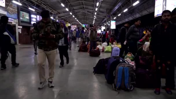 Agra Índia Janeiro 2020 Pessoas Estação Ferroviária Índia Esperando Trem — Vídeo de Stock