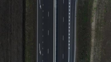 Asfalt yolu ya da banliyö yolu, tepeden manzara