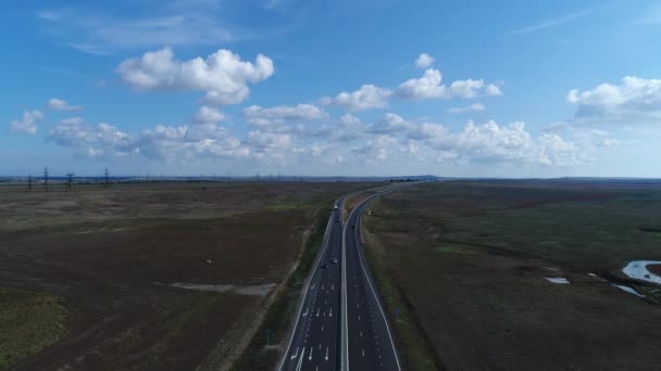 Güzel manzara: kır yolu, gökyüzü ve bulutlar, hava manzarası — Stok video