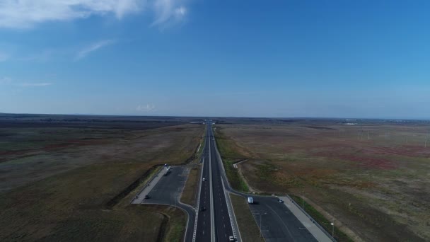 Аэрофотосъемка: дорога и проселочная дорога с автомобилями. Пейзаж современного шоссе — стоковое видео