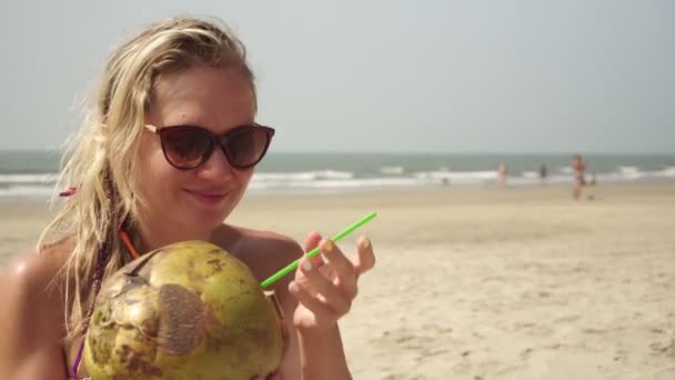 Retrato de jovem mulher feliz em férias no mar costa tropical — Vídeo de Stock