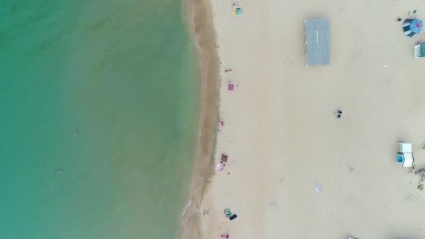 Widok z lotu ptaka: morze i duża piaszczysta plaża. Zdjęcie lotnicze plaży i morza — Wideo stockowe
