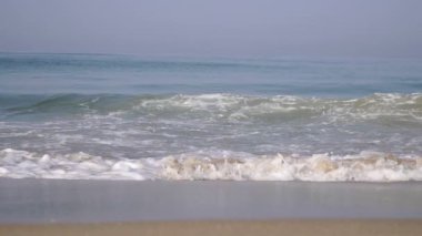 Deniz dalgası, ağır çekim. Okyanus kıyısı, kumlu sahil, sabah erkenden sörf.