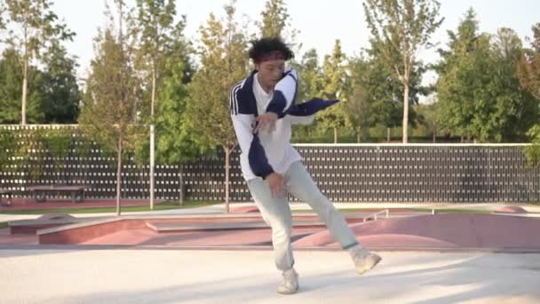 Jovem Asiático adolescente dançando breakdance na rua, câmera lenta — Vídeo de Stock