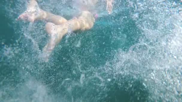 Sexy jeune femme en maillot de bain bikini nage sous l'eau dans la mer — Video