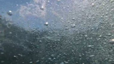 Denizde suyun altındaki hava kabarcıkları yukarı doğru yükselir. Su arkaplanı