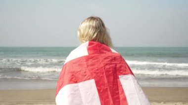 Tropikal plajda bayrağı deniz dibinde olan bir kadın..