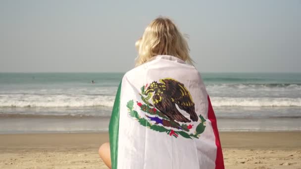 열 대 해변에 바다 배경에 멕시코 국기가 있는 매혹적 인 여자 — 비디오