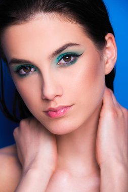 Editoryal makyaj ile güzellik portre, Genç Yetişkin kız, kafkas kadın esmer, yakın çekim, stüdyoda, model