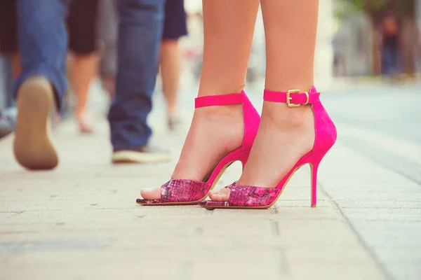 妇女腿与高跟鞋为春天夏天季节 免版税图库图片