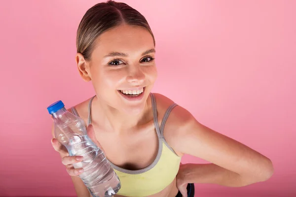 Hermosa Chica Forma Sosteniendo Botella Agua Sonriendo Bebiendo Agua Dulce —  Fotos de Stock