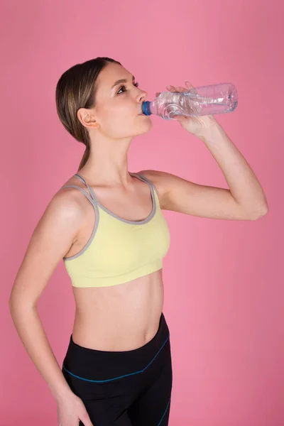 Menina Ajuste Bonito Segurando Garrafa Água Sorrindo Bebendo Água Doce Imagem De Stock