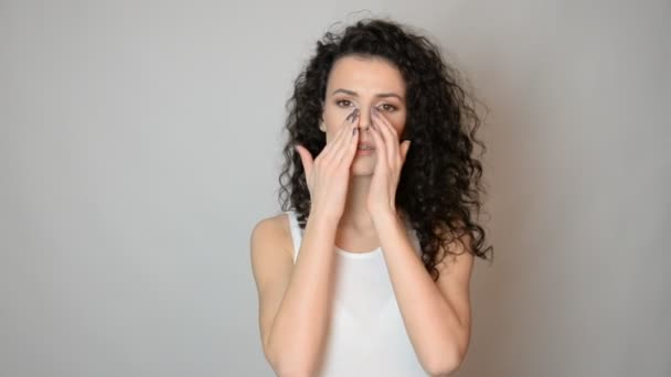 Hermosa Chica Con Pelo Rizado Jugando Cara Cuidado Piel Producto — Vídeos de Stock