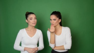 Stüdyoda konuşan ve dedikodu yapan iki arkadaş, krom tuşlu video. 