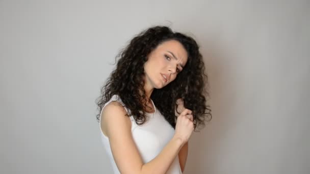 Belle Fille Avec Longs Cheveux Bouclés Tenant Ciseaux Concept Coupe — Video