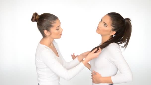 Duas Jovens Mulheres Bonitas Falando Sobre Cabelo Vídeo Isolado Fundo — Vídeo de Stock