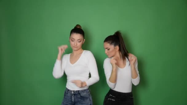 Κορίτσια Που Χορεύουν Στούντιο Απομονωμένα Πράσινο Φόντο Χρωμίου — Αρχείο Βίντεο