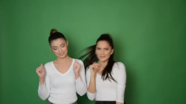 Meninas Dançando Estúdio Isolado Fundo Chave Cromo Verde — Vídeo de Stock