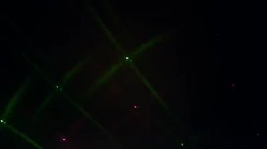 Güzel renkli ışık efektlerinin video görüntüleri, retro lazer şovu, çok renkli ışık ışınları ve parlak ışık huzmeleri ile soyut arkaplan, VJ Işıkları yanıp sönen neon renkli spot ışıkları