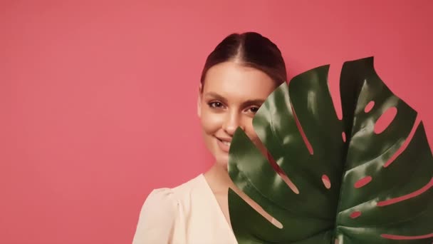 Fashion Model Close Jonge Vrouw Glimlachen Met Grote Tropische Blad — Stockvideo