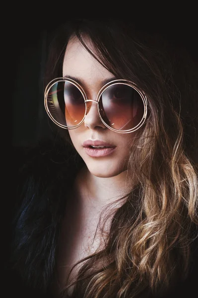 Retrato Modelo Hermoso Con Anteojos Cerca Gafas Sol Moda Estilo — Foto de Stock